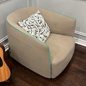 POLIFORM SANTA MONICA SWIVEL LOUNGE CHAIR Like new! Pristine luxury sofa